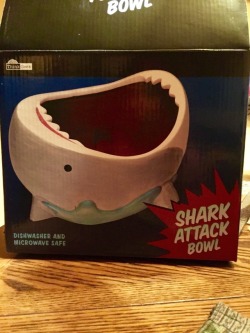 novelty-gift-ideas:   Shark Attack Bowl