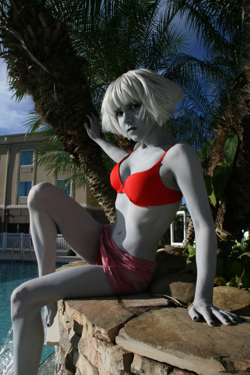 Lady Lomax as Chiana from Farscape. The bikini shots come from the epsiode “Terra Firma”