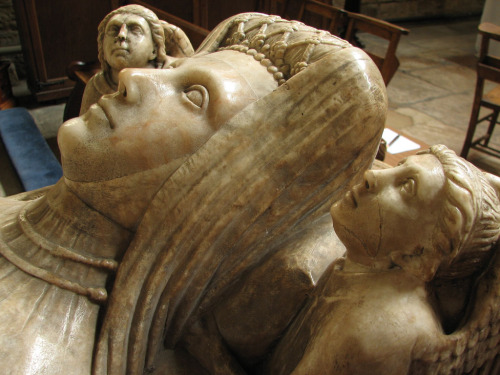 jeannepompadour:Tomb effigy of a woman from the de Burgeis family, St Mary’s church in Melton Mowbra