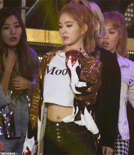 irenebae-:  in which irene looks so hot done with her outfit 