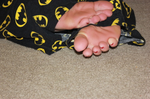 (via NaNaNaNaNaNaNaNa Feet and Pajamas!) Do you like my Batman PJs? They are my favorite. Just a peak of toes and some soles for you, too. This picture was taken by The Man in Blue, May 2015, submitted to reddit’s “feet and pajamas”