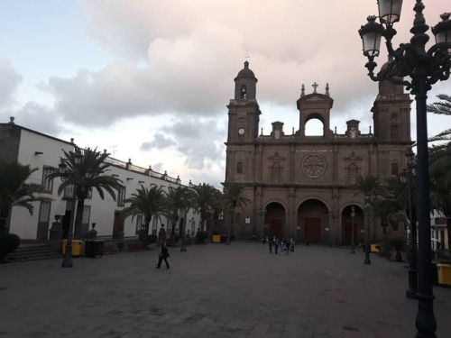 Paseos relajantes #vegueta #grancanaria #vacançes #disfrutando (en Catedral de Santa Ana) https://ww