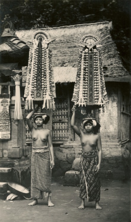 arjuna-vallabha:  Women of Bali, before Western influences, who see any maliciousness in it has prob