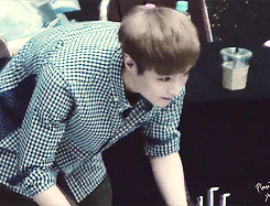 jonginnies:  the way Yixing bows to the fans tho lol 