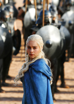 whatwouldkhaleesiwear:   ewanmcgregors:  Game of Thrones Season 3 promotional  What Would Khaleesi Wear?Conquering Capes eeeeeeek so excited    Oh she is going to bite into some Lannister ass alright