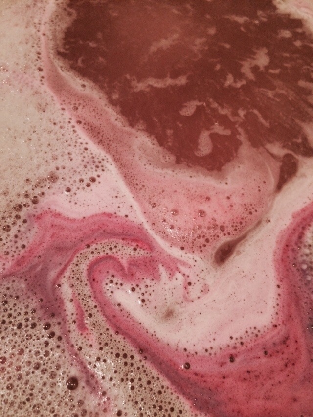 lushie-gush:  Next on the list of bath bombs that took me forever to try - Sex Bomb.