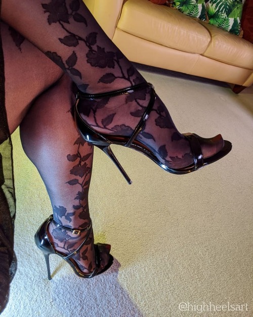 High Arches#higharches #highheels #highheelsandals #strappysandals #strappyheels #patternedstockings