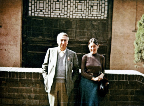 Roland Barthes & Julia Kristeva devant la Pagode de la Grande Oie à Xian.