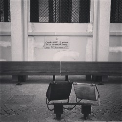 hamdaany:  - وحنيني لك يكوي أضلعي والثواني جمرات في دمي ~ الأطلال   #visualdairy #surrounding #streetphotography #iphonography #alain #bw #blackandwhite #insta_bw #chairs #nosmoking #sign #arabictext