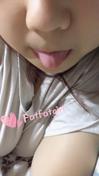fatfatgirl17: 4.19.2017 想不到要拍什麼～ 所以決定來個不可愛的可愛風好了～ 希望哥哥們會喜歡～  小舌头，拍个小嘴巴其实也不错啊
