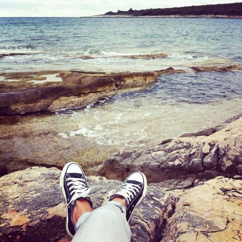 Peaceful Sunday! #sunday #instalegs #instashoes #sneakers #converse #sea #croatia #pula #fblogger #