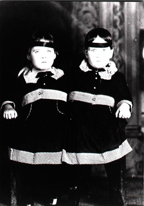 Fanny & Ruth are 1 yr apart but look like twins in this 1920s photo. My sister and I are a year 