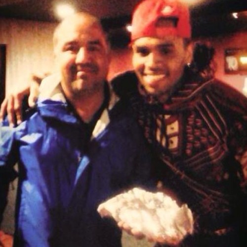 officialchrisbrownblog:Chris Brown and a fan posing together last night
