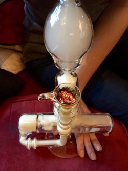 Fuckin-Frenchtoast:  Blow-Dro-Getweird:  New Bong Cause It’s Sunday 