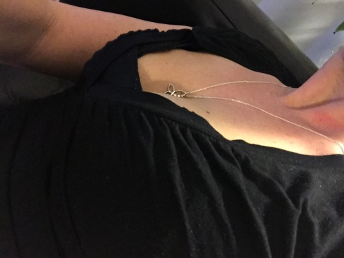 hornyasshell2015:  Naughty evening on the couch with my husband while texting my fuckbuddy.. love the weekend..