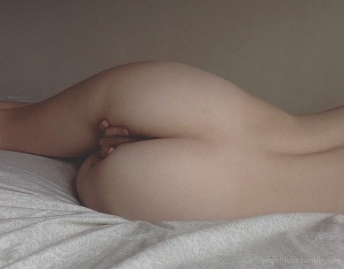 yagirldubs:wandering hands on a peaceful adult photos