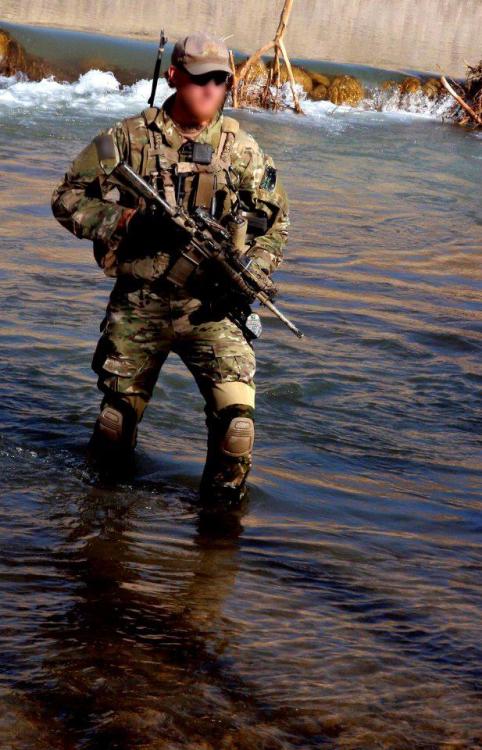 deano4675:  canadian-carbine:  Australian SAS-R  Big patrol.. Probably Cdo, not SAS-R 