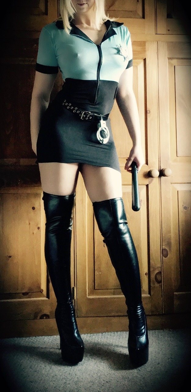 irishgamer1: missfetish83:  missfetish83:  Sexy police woman outfit (provided by