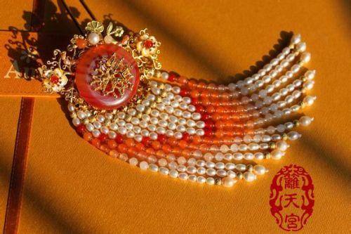 fouryearsofshades: 篱天宫 http://shop109980393.taobao.com/ Traditional Chinese hair ornaments.