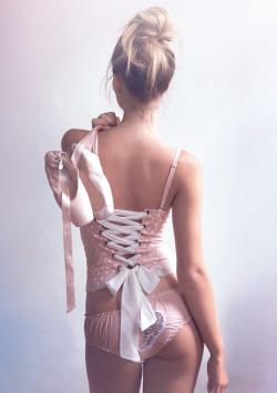 theartoflingerie:  The Art Of Lingerie - http://theartoflingerie.tumblr.com/ 