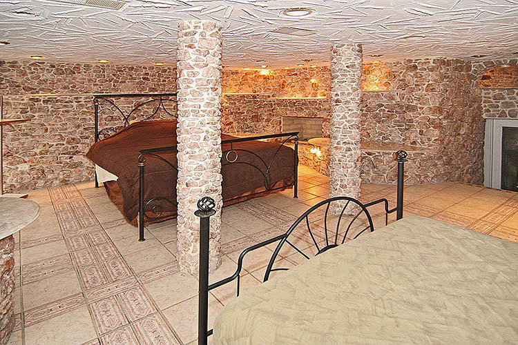 piercingsandink:  ryanpanos:  The Ugliest House In America | Via Designers with