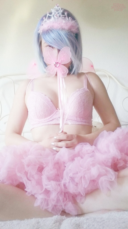 floatycrownythingz:lilkittenbrat:kittenprincesspolly:i just love this fairy wand. Omg Everything abo