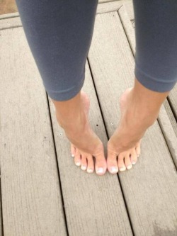 luv4hertoes:  Sexy cute long toes  Now that’s