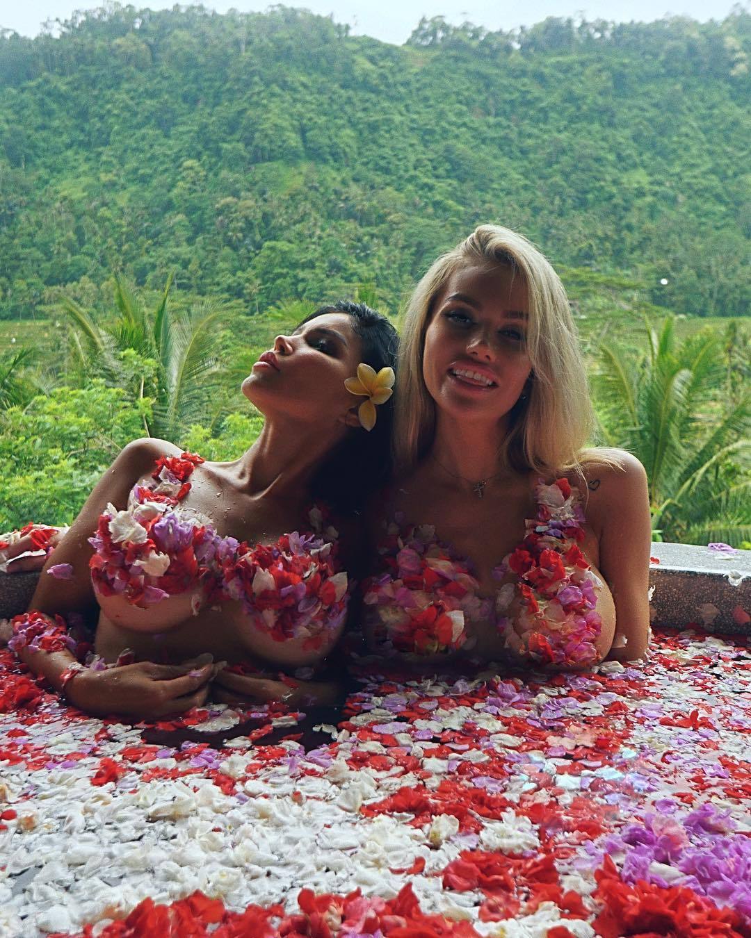 svetabilyalovamodel:  We figured that we like bubble bra, thank you guys🤗😘♥️