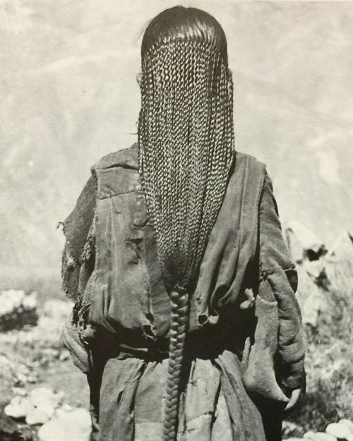 daisylazyeye:tibetan woman, from “interlacing: the elemental fabric”, 1979.