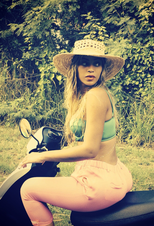 worldsbaddest:  ilikemysundayswithacherryontop:  wifey.  0___0world’s baddest females here 