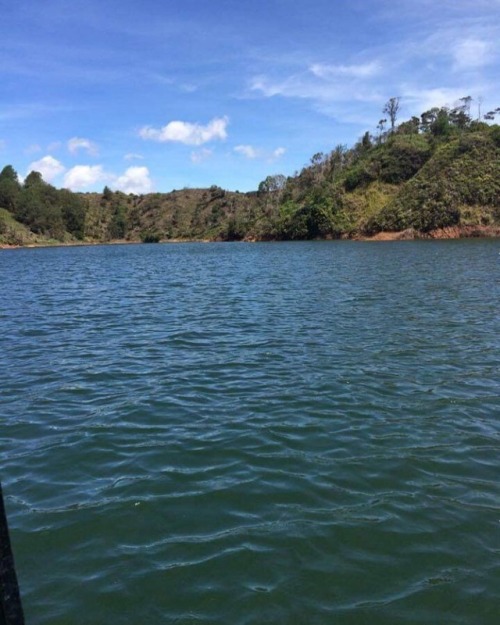 We went fishing and saw a bunch of celeb’s fincas including James a soccer player from Colombia’s National team.  #fishing #captaincolombia #famousfincas #Guatape #fishingseason2017  #fishingfortrout  #Colombia #SouthAmerica #🇨🇴 #lost #lostnachos