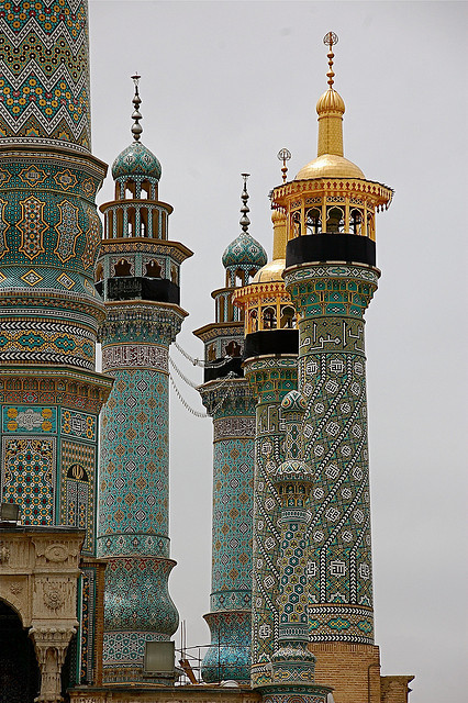 Fatima shrine minarets in Qom / Iran (by petalouda62).