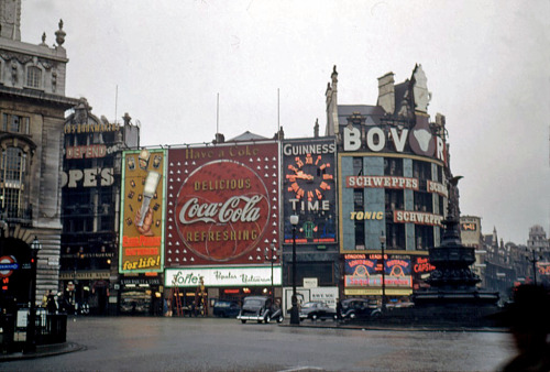 alannahmoore16:  1950s: Colour photographs of Piccadilly Circus 