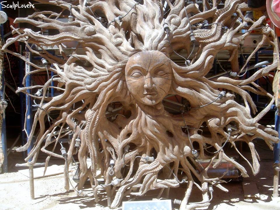 hierarchical-aestheticism:  Stump of a tree with roots carved