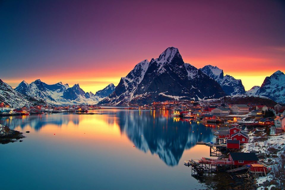 Midnight sun (near Lofoten, Norway)