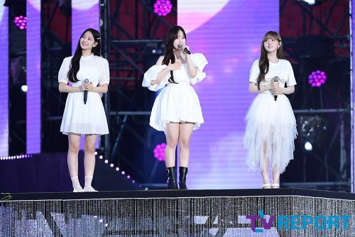 Chaehyun with Weeekly&rsquo;s Jihan and NMIXX&rsquo;s Haewon performing IU&rsquo;s &