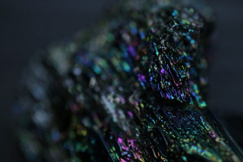 Unedited macro shots of a silicon carbide crystal (carborundum)tumblr | Instagram | Etsy Shop