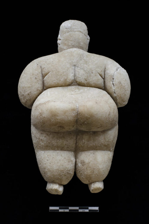 Archaeologists in Turkey Find Neolithic Female Statuette IntactThe Neolithic site of Çatalh&o