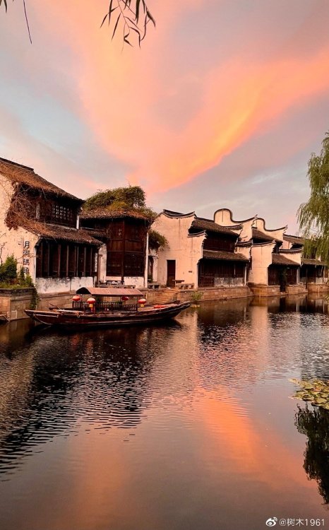 fuckyeahchinesegarden:月河古镇 yuehe guzhen/moon river old town, jiaxing, zhejiang province by 树木1961