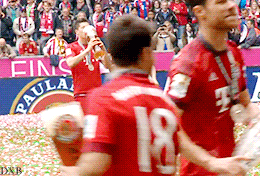 dxbayern:  FC Bayern München: professional footballers  beer shower throwers 