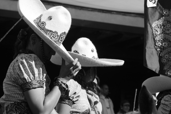 alxbngala:Jinetes de EscaramuzaMujeres con fuerza y coraje, honor y familia en un