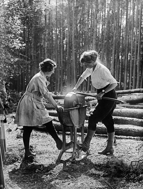 observationballoons:British women forestry workers, 1918.