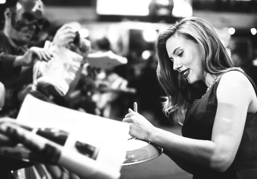 grayscale-marvel:Scarlett Johansson signing autographs at Captain America: The Winter Soldier premie