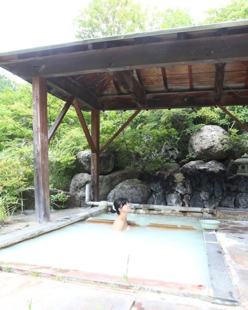 秋田県湯沢市にある 泥湯温泉「小椋旅館」 ・ 隣り合った奥山旅館同様の白く濁ったお湯♨ ・ 夏だったこともあり 虫さんにも大人気の温泉でたっくさんの虫さんとも混浴… するのはちょっと苦手
