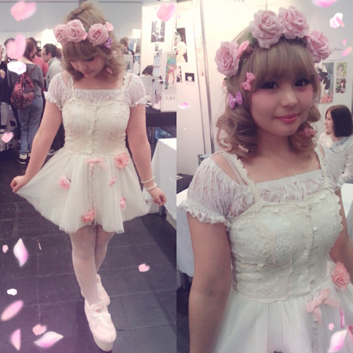 auris-cosplay:  My full swankiss styled larme coord for this day. I am so happy that this day is over and i can go to bed soon xD. Dress: liz lisa Shoes: swankiss Rest: offbrand 