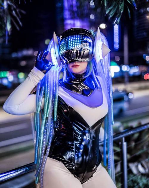 kamikame-cosplay:   DJ Sona from League of LegendsCosplayer: Zaphy Cosplay  LED screen assembled and