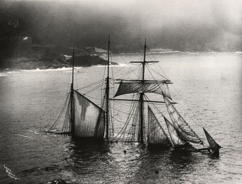 themagicaljellyfish:gameraboy:The Gibson family has taken thousands of striking shipwreck photos, fr