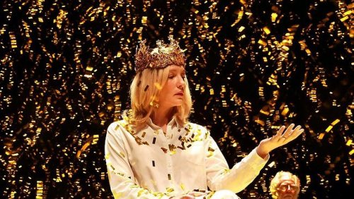 shredsandpatches:  scenicdesign:  “The War of the Roses” Alice Babidge  Starring Cate Blanchett as Richard II :D 