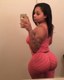 thicksexyasswomen:  maceleven:  https://www.instagram.com/callmetrophy  All Nite