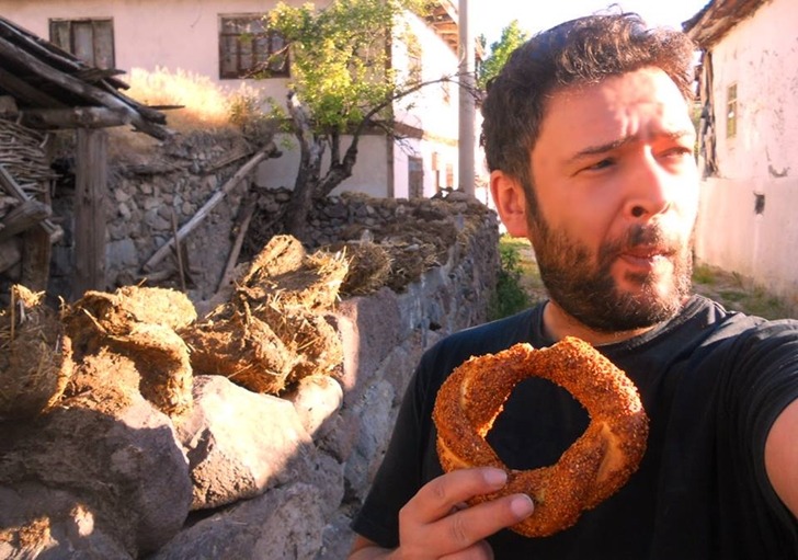 okuryazarlar:  Köylerde gezerken inek dışkılarından yeni yapılmış buram buram